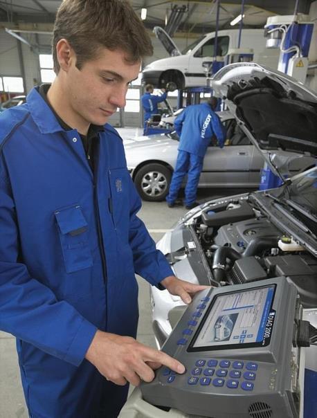 Fahrzeugwartung in einer Peugeot-Werkstatt. Foto:Auto-Medienportal.Net/Peugeot